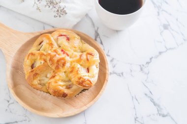 Yengeç sopa ekmek ile