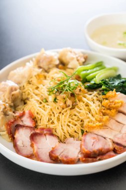 Yumurta noodle kırmızı kızarmış domuz, gevrek domuz eti, köfte ve çorba ile 