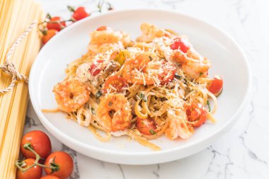 Spagetti karides, domates, fesleğen ve peynir ile 