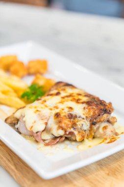 tavuk ve domuz eti biftek