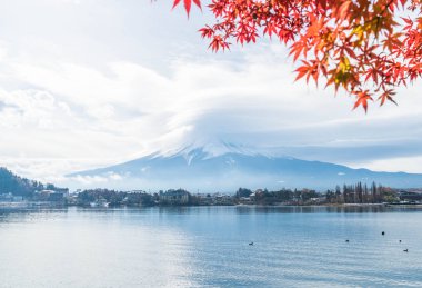 Dağ Fuji San ile bulutlu 