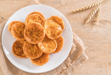 kurutulmuş rendelenmiş domuz etinin pirinç kraker