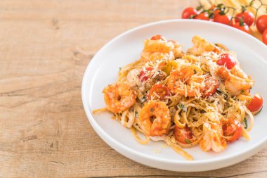 Spagetti karides, domates, fesleğen ve peynir ile 