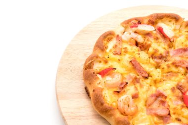 Beyaz arka plan üzerinde izole pizza hawaiian deniz ürünleri 