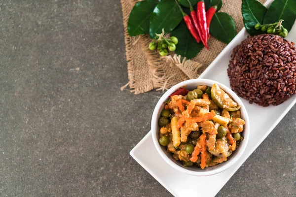 Domuz eti ve berry pirinç Panaeng köri