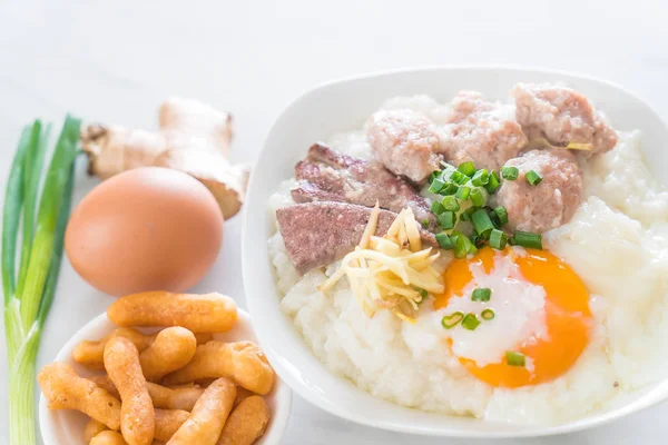 domuz eti ve yumurta ile pirinç lapası