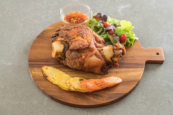 Gevrek domuz knuckle veya Alman domuz Hocks