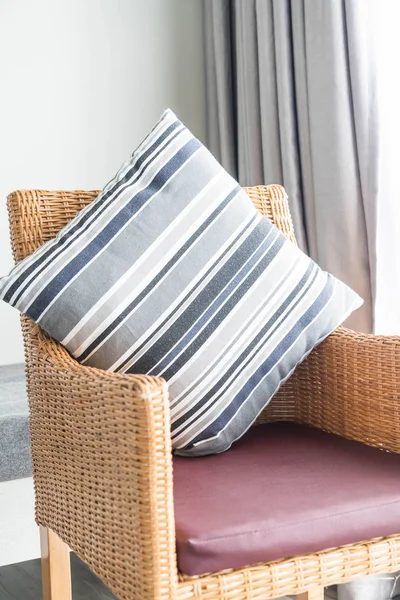 Kanepe oturma Interio dekorasyonda güzel lüks yastık