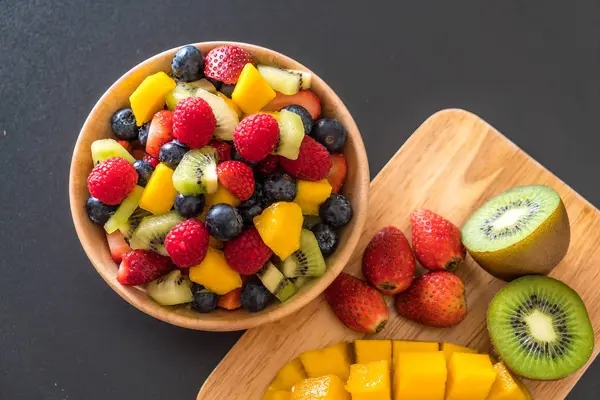 karışık taze meyve (çilek, ahududu, yaban mersini, kivi, mang
