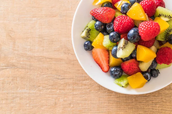 karışık taze meyve (çilek, ahududu, yaban mersini, kivi, mang