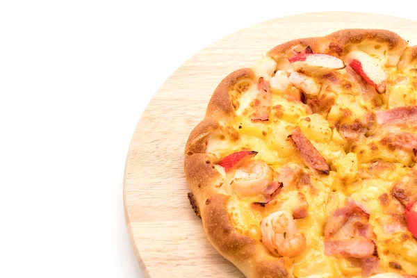 Beyaz arka plan üzerinde izole pizza hawaiian deniz ürünleri 