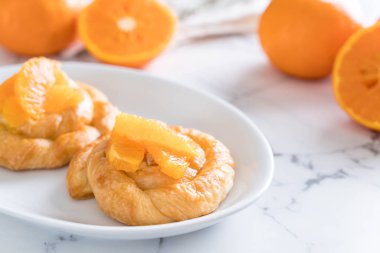 Turuncu plaka üzerinde tart