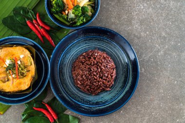 Haşlanmış balık köri ile yapıştırın ve pirinç berry