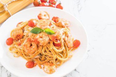 Spagetti karides, domates, fesleğen ve peynir ile 