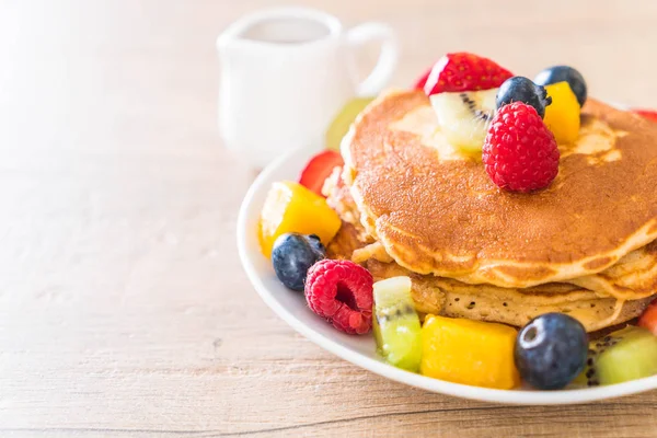 Panqueque con frutas de mezcla — Foto de Stock