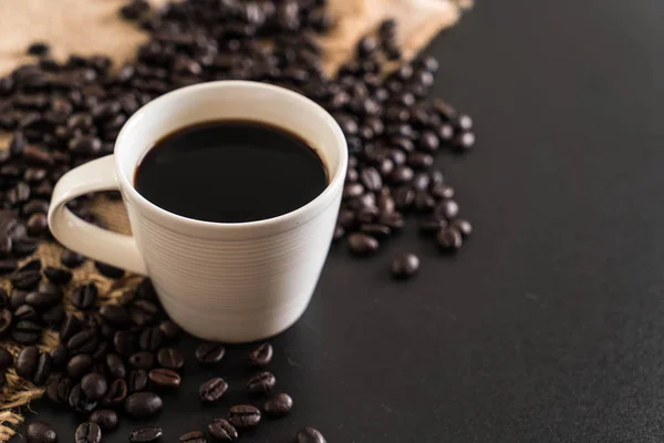 Cangkir kopi dan kacang — Stok Foto