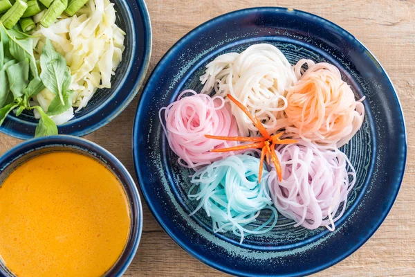 erişte ile balık köri sos ve sebze