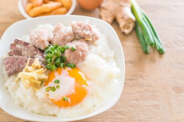 domuz eti ve yumurta ile pirinç lapası