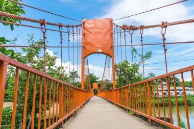 Turuncu köprüden nehre Vang Vieng mağarada Jung, 