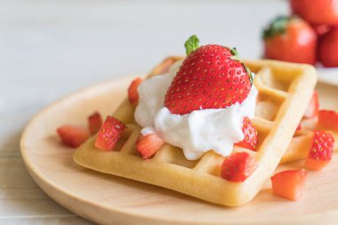 ahşap üzerine çilek ile waffle