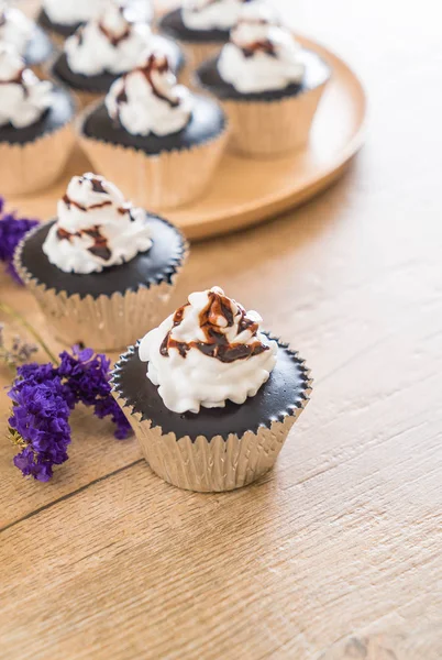 Schokoladentasse Kuchen mit Schlagsahne — Stockfoto