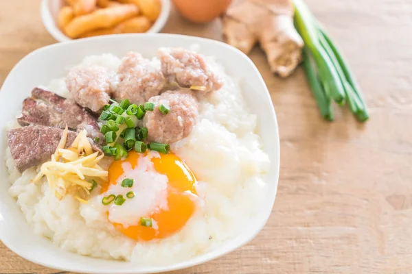 domuz eti ve yumurta ile pirinç lapası