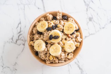 Granola muz, Kuru üzüm ve süt ile 
