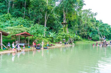 Vangvieng, Laos 13 Mayıs 2017: Turist Blue Lagoon tadını çıkarın