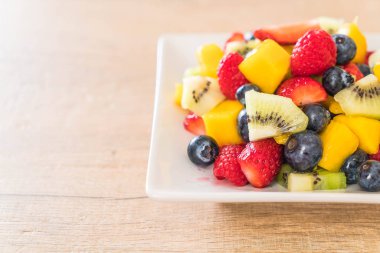 karışık taze meyve (çilek, ahududu, yaban mersini, kivi, mang