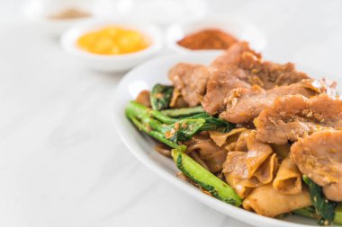 soya sosu ve domuz kızarmış noodle 