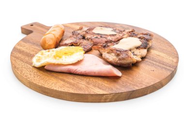 ahşap plaka üzerinde ızgara biftek mix