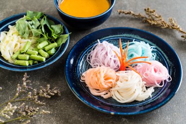 erişte ile balık köri sos ve sebze