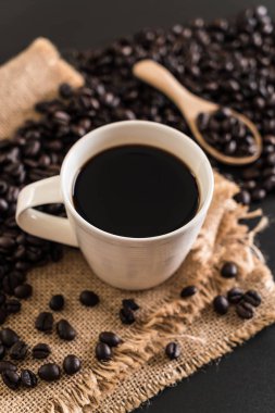 Kahve fincanı ve fasulye