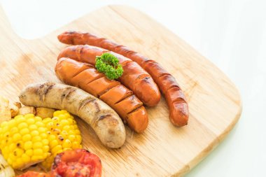 ızgara sosis mix sebze ve patates kızartması ile