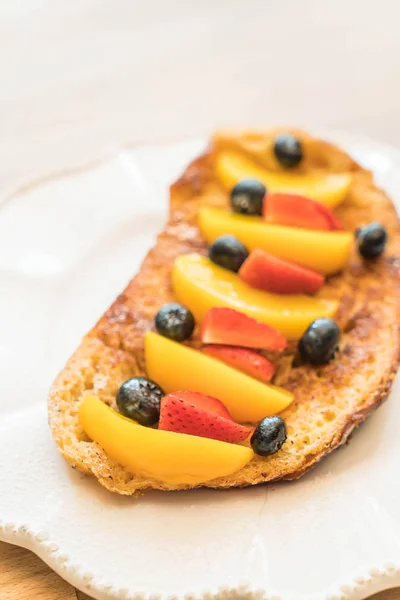 Французские тосты с персиком, клубникой и черникой — стоковое фото