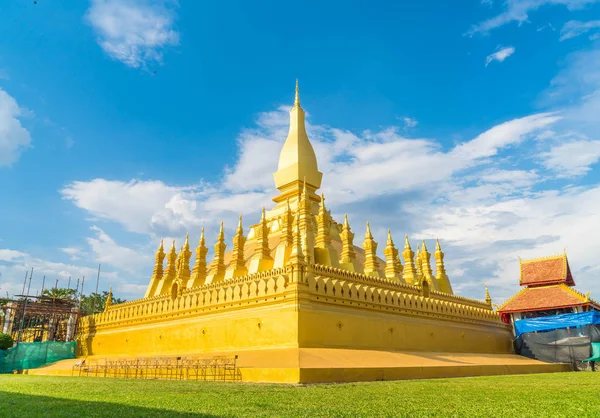 Hermosa arquitectura en Pha That Luang, Vientiane, Laos . — Foto de Stock