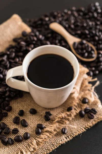 Kahve fincanı ve fasulye