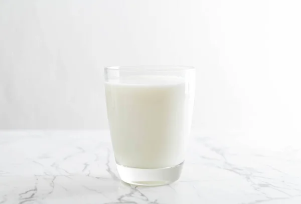 Bir bardak taze süt. — Stok fotoğraf