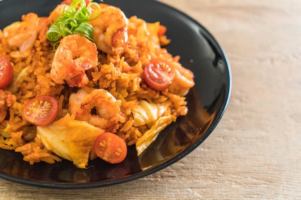 Kore baharatlı sos ve karides kızarmış pilav