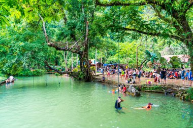 Vangvieng, Laos 13 Mayıs 2017: Turist Blue Lagoon tadını çıkarın