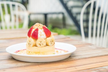 sıcak kek krem, çilek, muz ve tanımlama bilgisi ile harap 