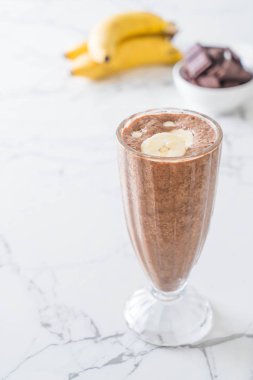 Çikolatalı muzlu milkshake