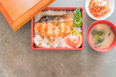 Teriyaki somon kutusunu küme üst pirinç