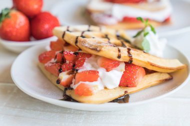 ahşap üzerine çilek ile waffle