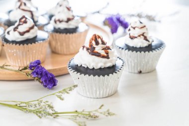 krem şanti ile çikolatalı kek