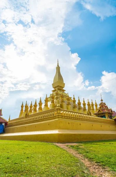 Hermosa arquitectura en Pha That Luang, Vientiane, Laos . — Foto de Stock