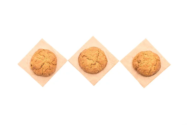 Πλιγούρι βρώμης cookies σταφίδας σε λευκό — Φωτογραφία Αρχείου