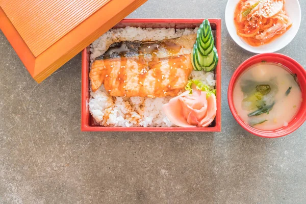 Teriyaki somon kutusunu küme üst pirinç