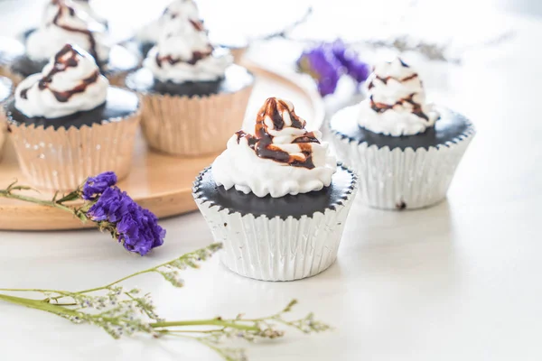 krem şanti ile çikolatalı kek