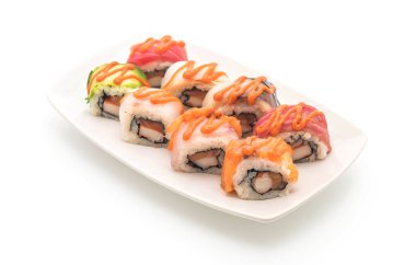 karışık suşi rulo ile baharatlı sos - Japon gıda tarzı